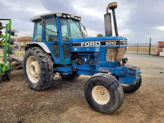 Tractor agrícola - Ford - 8210