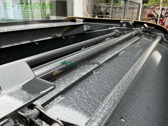 Empacadora gigant - New Holland - roll-bar 120 utility