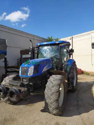 Tractor agrícola - New Holland - TS135A con pala Leon