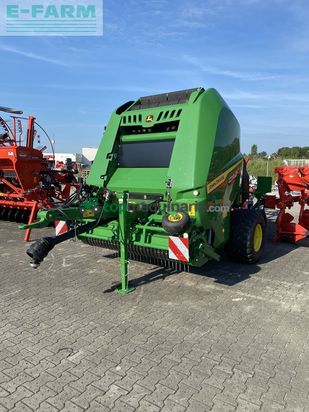 Empacadora gigant - John Deere - v451 m