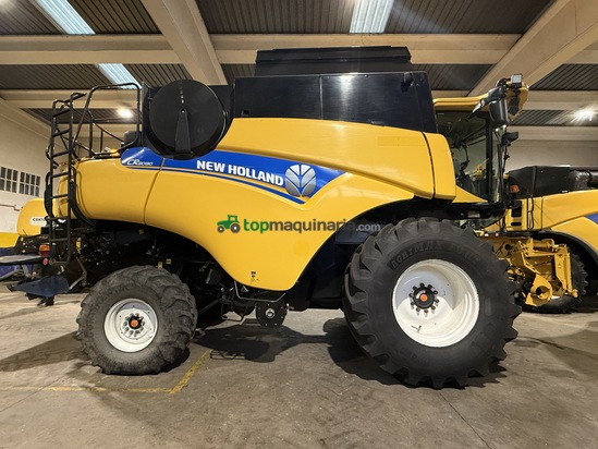 Cosechadora de Cereal - New Holland - CR8080