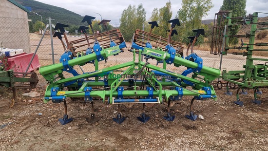 Cultivador  Agromet - 21 brazos con rodillo y rastra