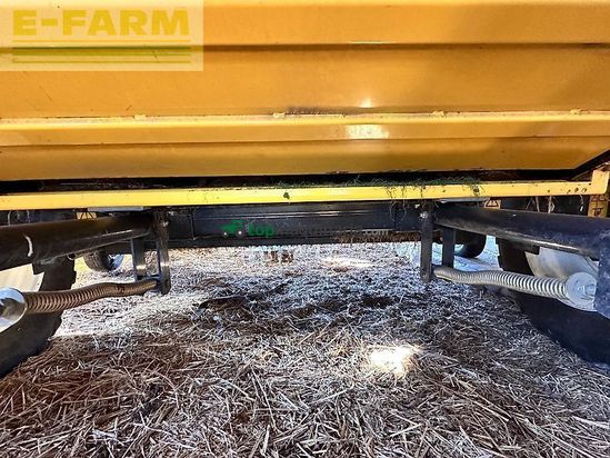 Empacadora gigant - New Holland - br 6090 / roll-bar 125