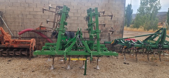Cultivador - 17 brazos con rodillo y rastra 