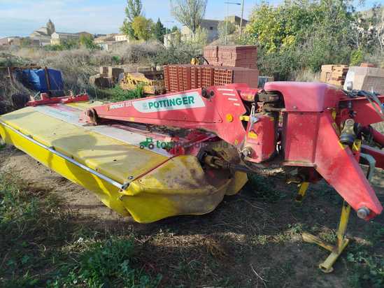 Segadora trasera Pottinger modelo Novacat 352 RCB con acondicionador