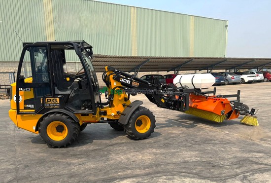 Barredora hidráulica con depósito de agua para tractor y carretilla