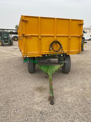 Remolque agricola con dos botellas 