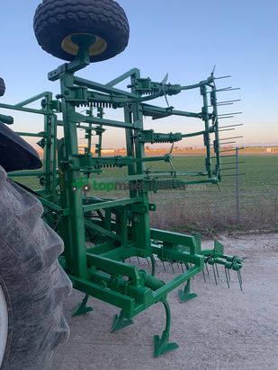 Cultivador Gil de 21 brazos con rastra de muelles