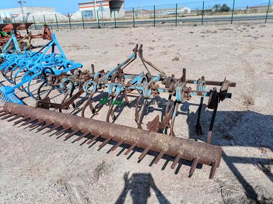 Cultivador agrícola de 13 brazos fijos con rastrillo