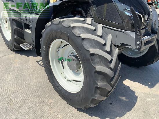 Tractor agrícola - Valtra - g135 tractor (st26103)