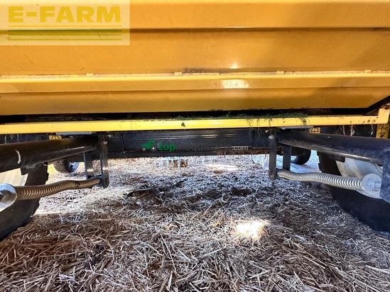 Empacadora gigant - New Holland - br 6090 / roll-bar 125