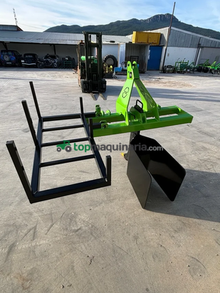 Plantadora de árboles con una bandeja incorporada.