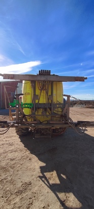 Pulverizador suspendido - 1500L 14 metros