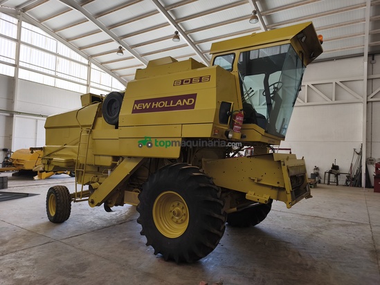 Cosechadora de Cereal - New Holland - 8055