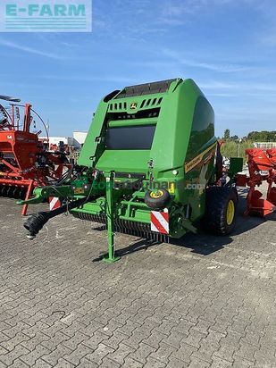 Empacadora gigant - John Deere - v451 m