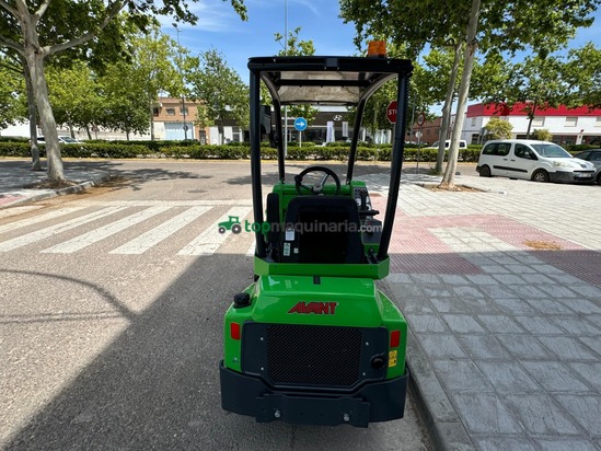 Minicargadora AVANT modelo 423