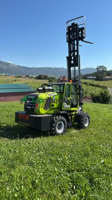 CARRETILLA ELEVADORA TODOTERRENO 4X4 DIÉSEL – 3,5 Tn – NUEVA