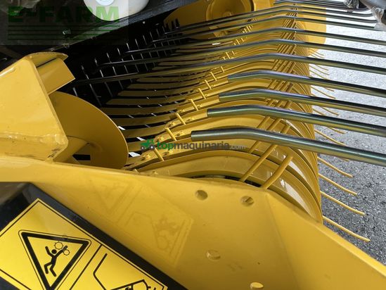 Empacadora gigant - New Holland - roll-bar 120 utility