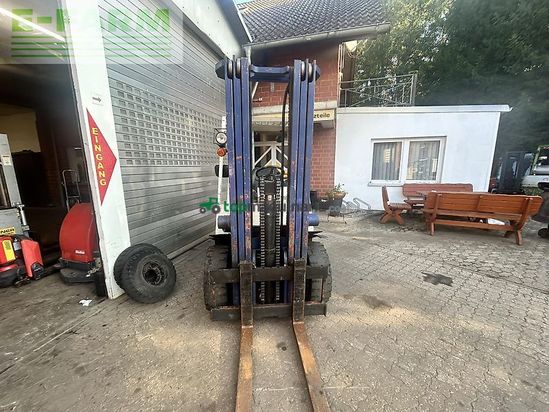 Elevadora - Nissan - egh02f30u dieselstapler mit triplexmast