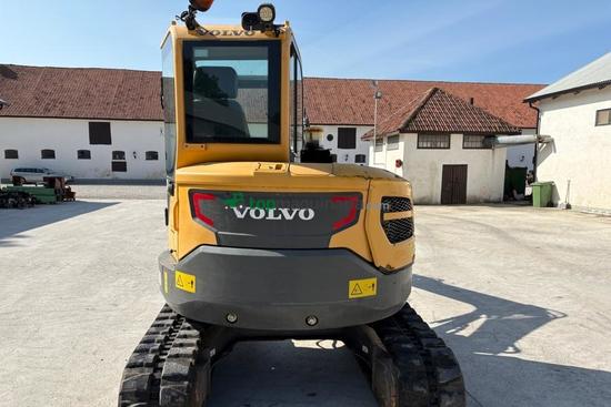 Excavadora - ECR58D