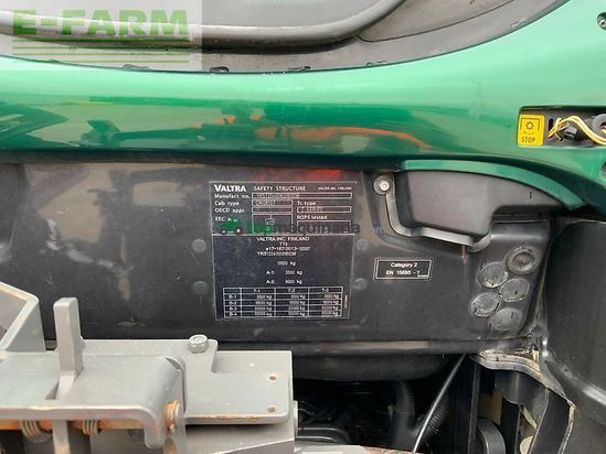 Tractor agrícola - Valtra - t214 versu tractor (st26880)