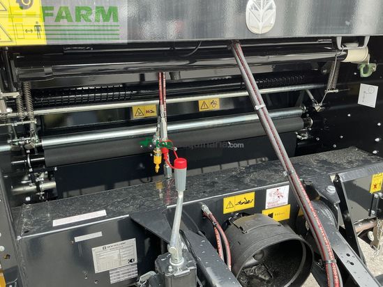 Empacadora gigant - New Holland - roll-bar 120 utility