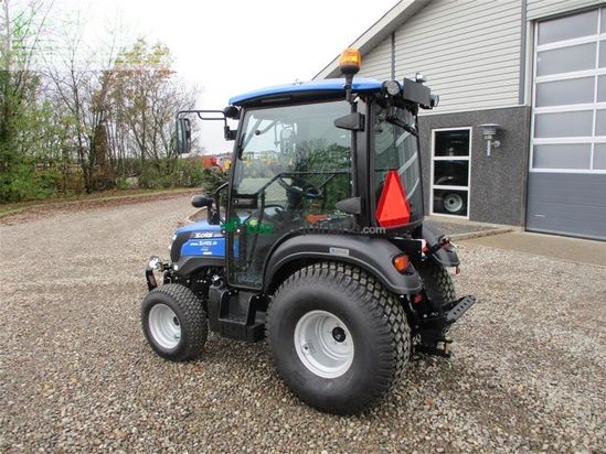 Tractor agrícola - Solis - 26 hst med kabine, turf dæk og frontlift