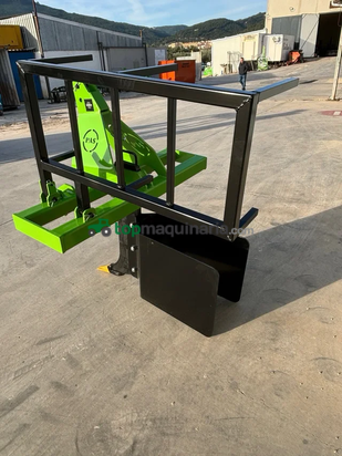 Plantadora de árboles con una bandeja incorporada.