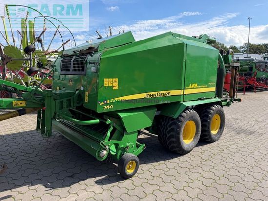 Empacadora gigant - John Deere - 744 premium
