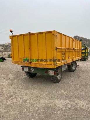 Remolque agricola con dos botellas 