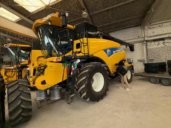 Cosechadora de Cereal - New Holland - CR9080