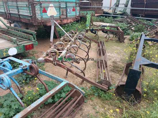 Cultivador artesanal de 11 brazos de fundición con rulo