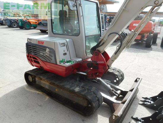 Excavadora - Takeuchi - tb 250 ( 4.965kg ) powertilt hydr. sw 3 löffel