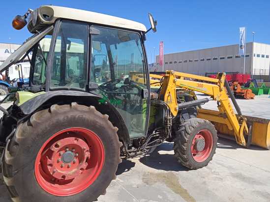 Tractor agrícola - Claas - Nectis 257F con pala 