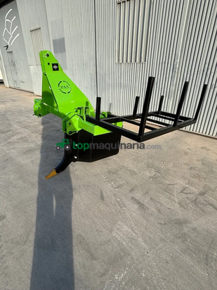 Plantadora de árboles con una bandeja incorporada.