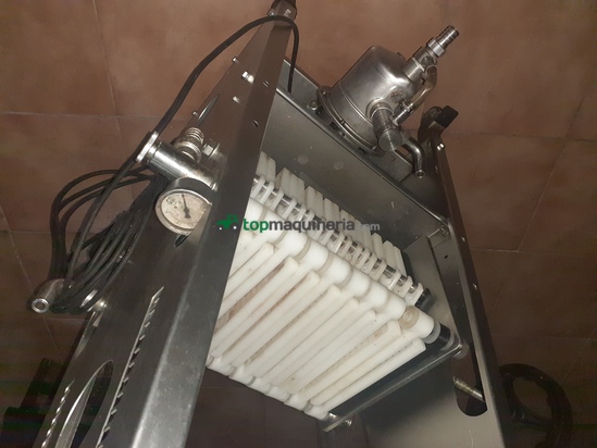 LLENADORA BOTELLAS SEMI AUTOMÁTICA CON BOMBA Y FILTRO DE 24 PLACAS