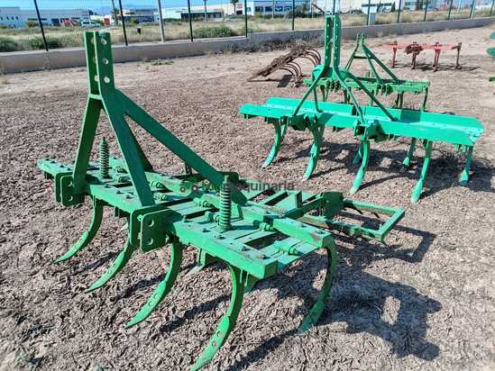 Cultivador de 9 brazos con rastrillo