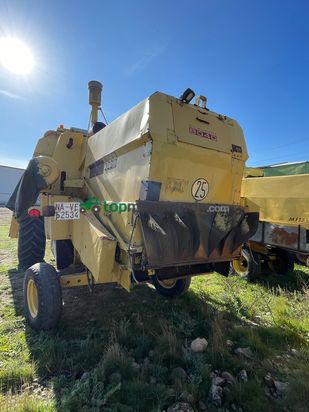 Cosechadora de Cereal - New Holland - 8040