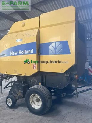 Empacadora gigant - New Holland - br 750 a ficelle autowrap