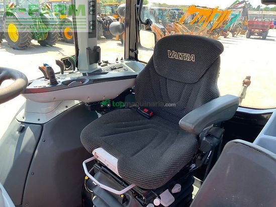 Tractor agrícola - Valtra - g135 tractor (st26103)