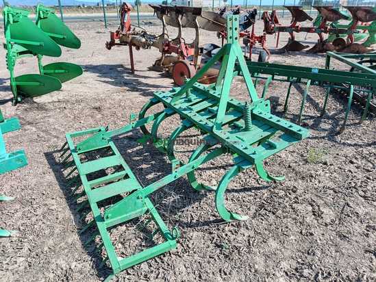 Cultivador de 9 brazos con rastrillo