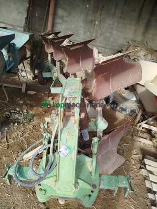 Arado cuatrisurco marca Novel