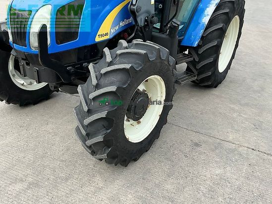 Tractor agrícola - New Holland - t5040 tractor (st25992)