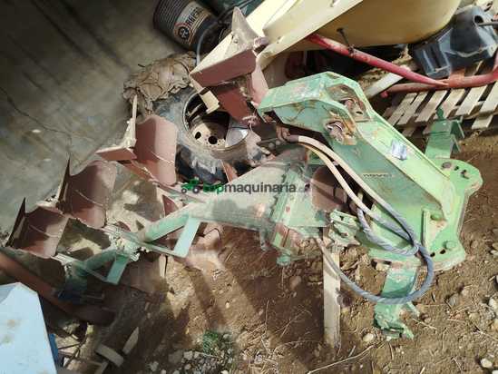 Arado cuatrisurco marca Novel