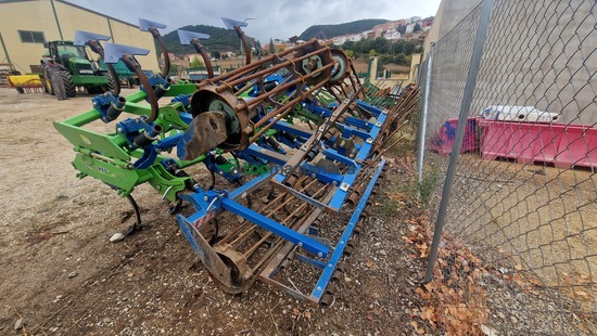 Cultivador  Agromet - 21 brazos con rodillo y rastra