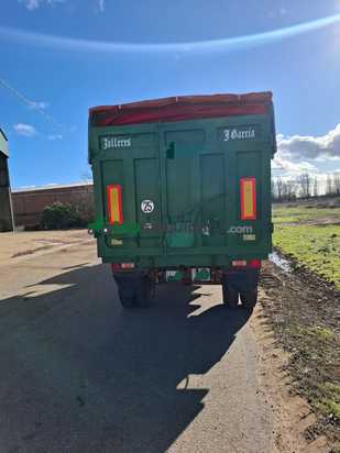 Remolque agrícola marca Talleres J. García  basculante 5,5 m