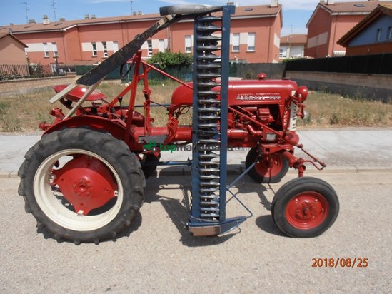 Tractor antiguo - Farmall Cub