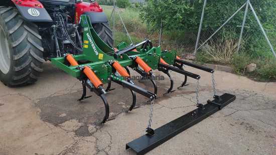 CULTIVADOR CHISEL DE 9 BRAZOS DESPLAZADO