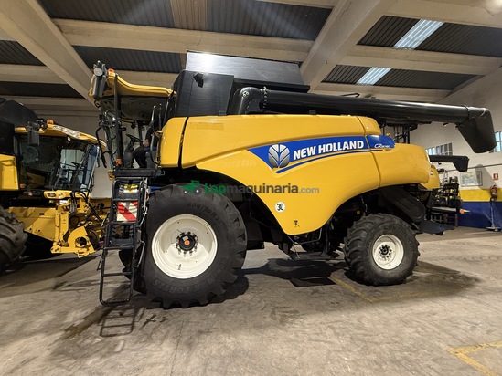 Cosechadora de Cereal - New Holland - CR8080
