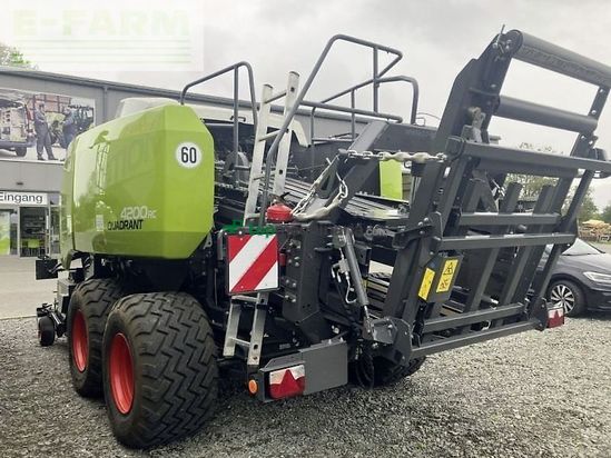 Empacadora gigant - Claas - quadrant 4200 rc